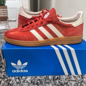 HANDBALL SPEZIAL

PRERED/CREWHT/CRYWHT
ROUUSA/BLACRE/BLACRY